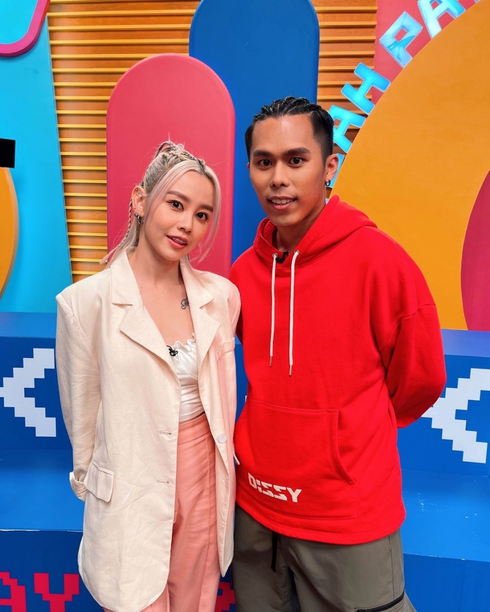 目前处于单身的她近期除了和 K 佬传绯闻之外,居然还和 Danny 疑似有暧昧不清关系