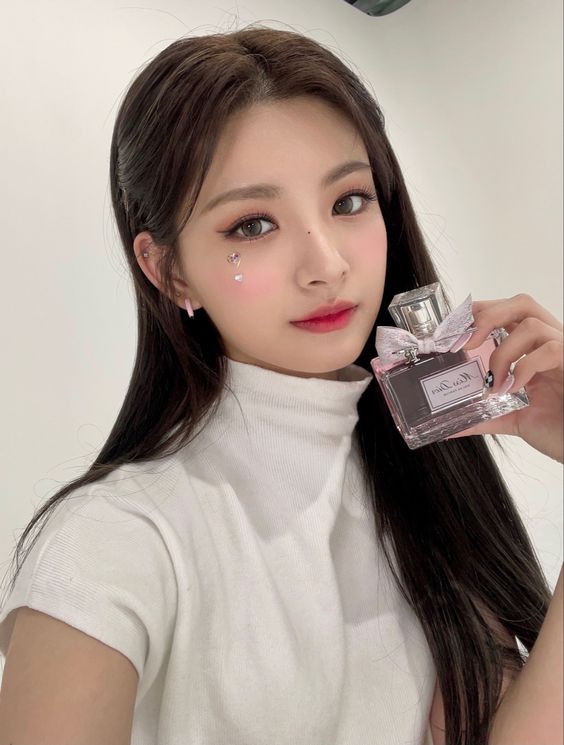 最常见的喷法就是喷在手腕,但其实换去喷手背是更心机的喷法!