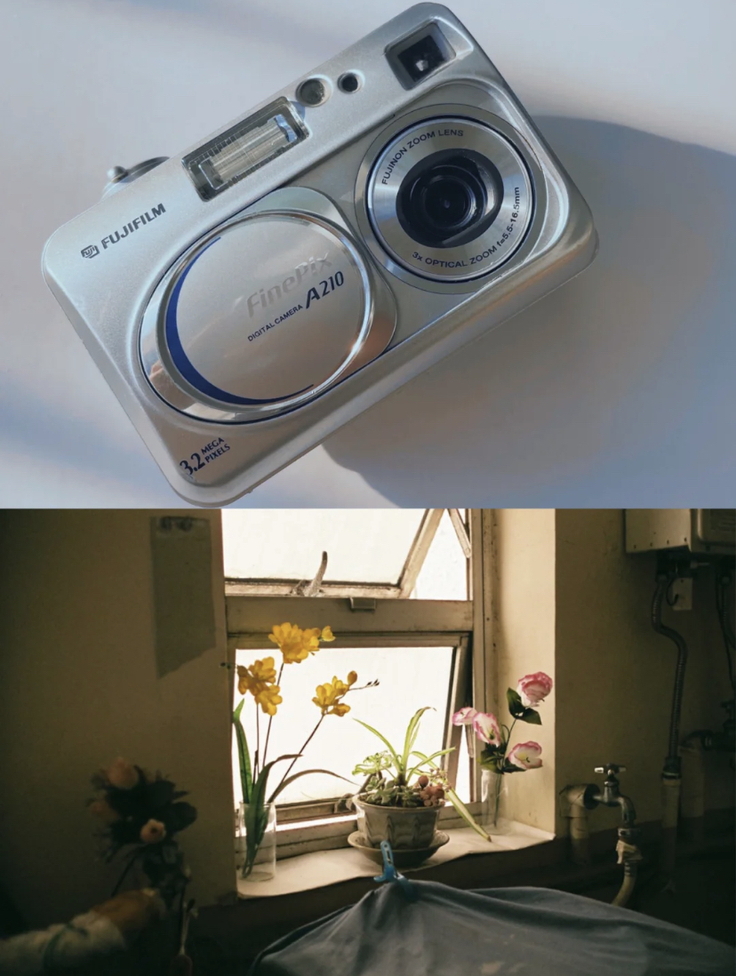 银蓝配色的机身滑盖就能开机,露出镜头后就能开始开拍啦!