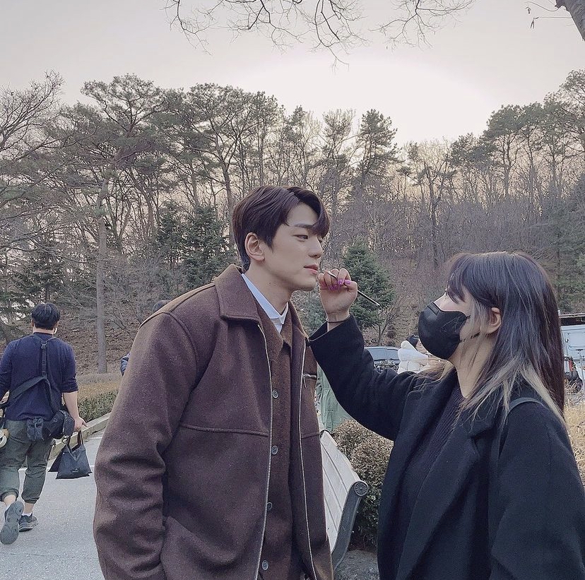 金旻奎还说记得当时的造型师很担心即兴表演,反而会把眼镜给弄坏。