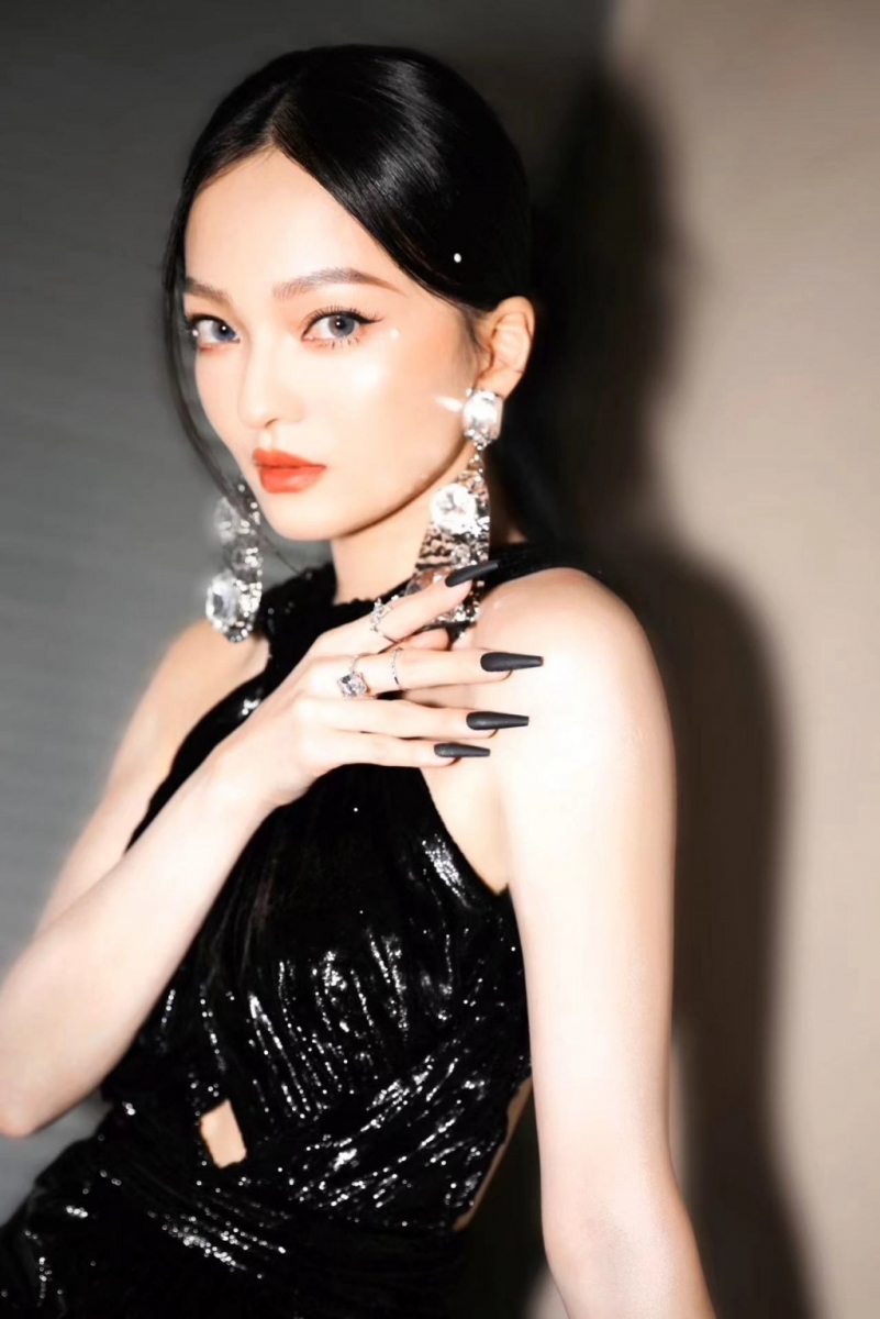 没想到,这时母亲和舅舅联合起来各种污蔑她,称她不赡养父母,让她事业跌入了低谷。