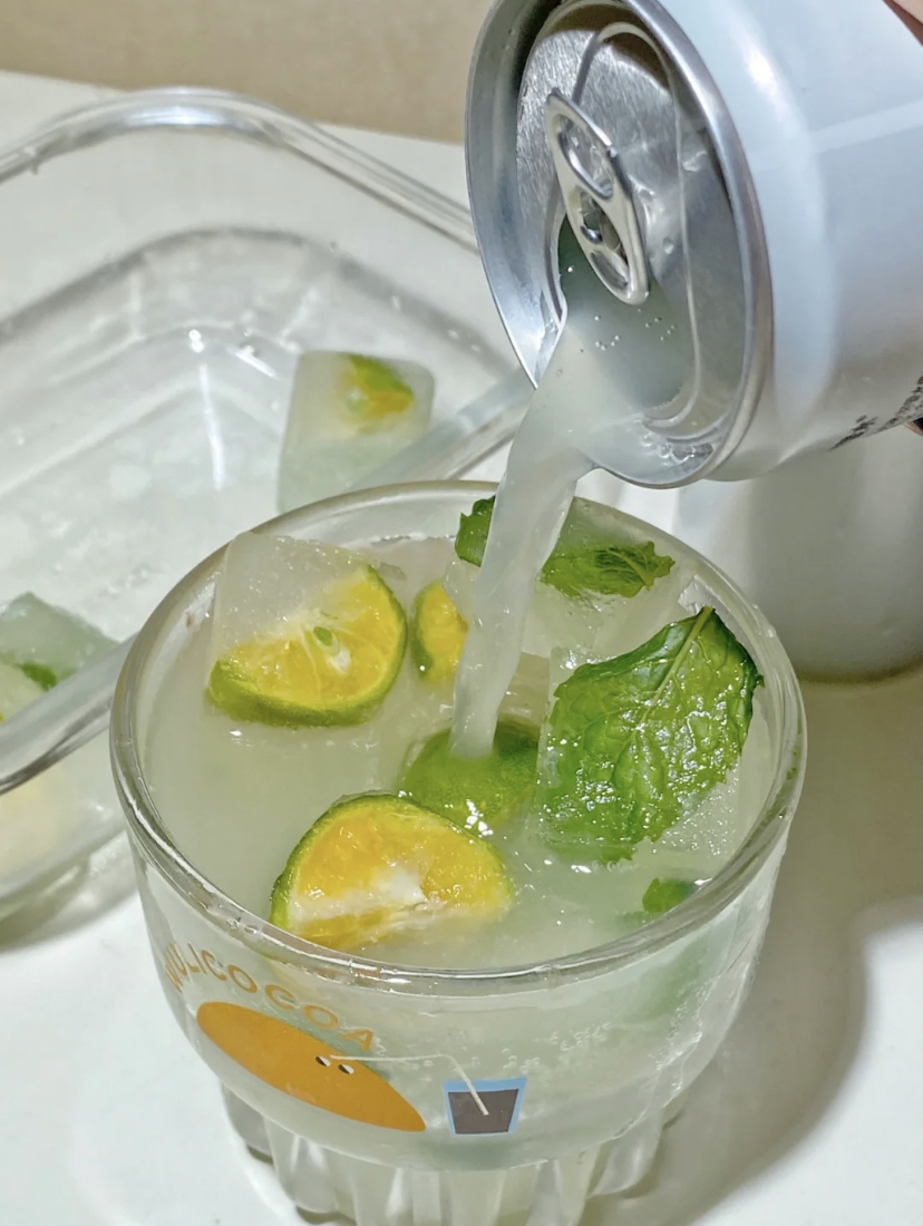 夏日清柠气泡水