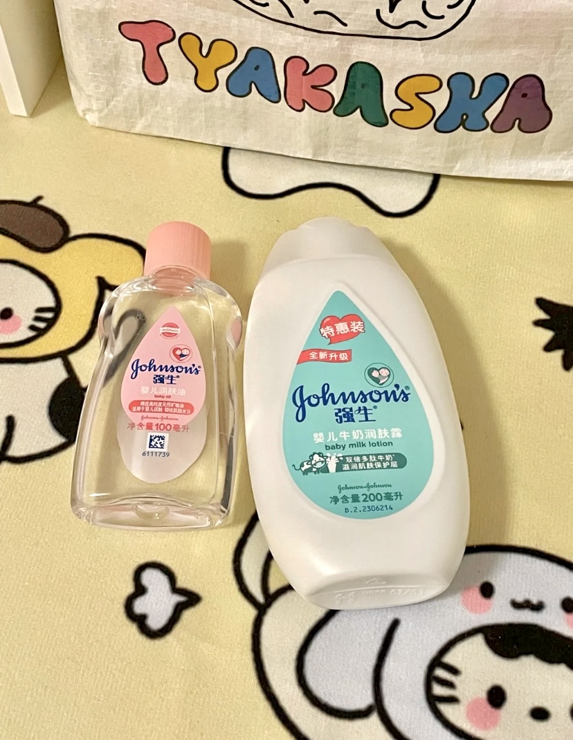 在涂抹身体乳的时候,加入适量的婴儿油混合使用,这样就可以加强保湿效果啦!