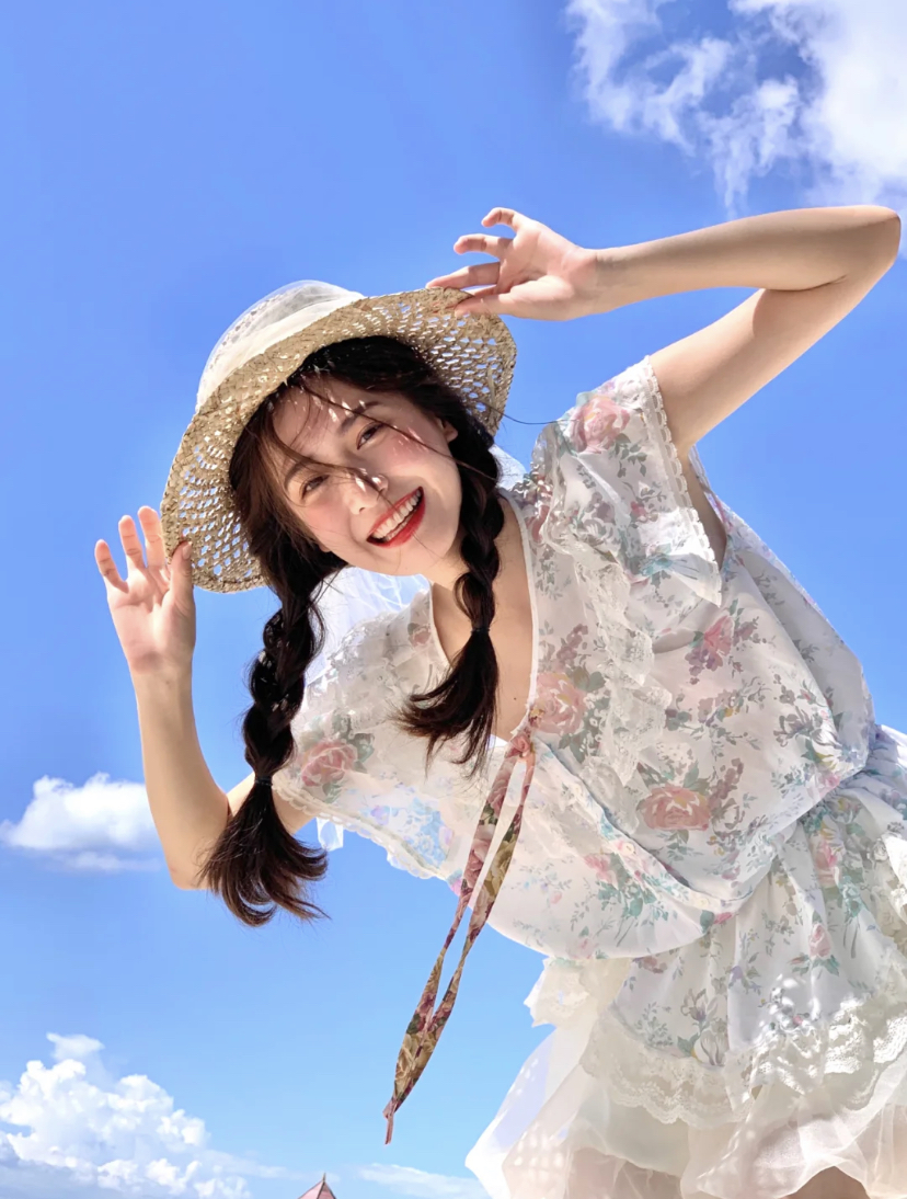 这个笑容比较偏向微微的淡笑,比较适合短圆脸和短下巴脸型。