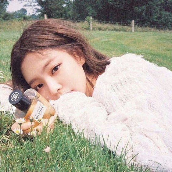 淡淡的香水搭配上精致的美甲,手部的每个举动都会发出自然的香味~