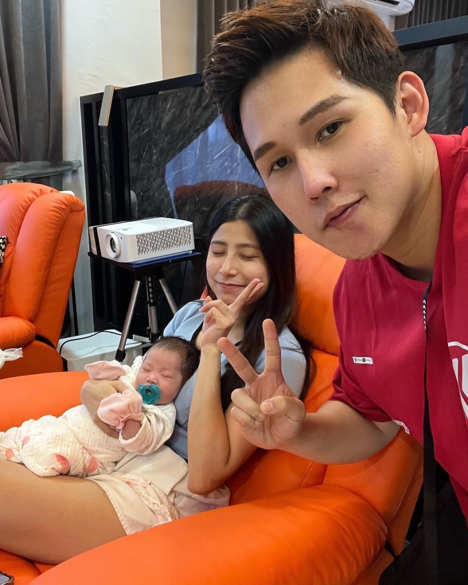 自从诞下梁马路后也把重心放在照顾小孩身上