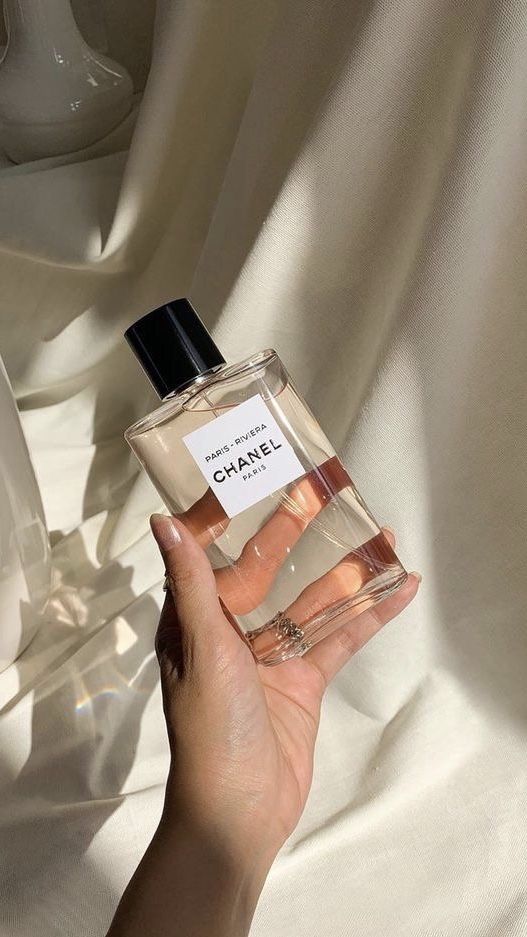 经常出门都比较赶时间的懒人党,可以将香水喷在枕头和被子上,睡一觉醒来整个身体都散发着香味!