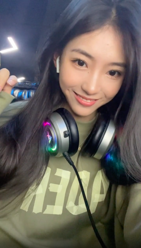 最让人心酸的是,在谭媛离世后,她的父亲更是每天在她视频账号下留言,诉说对女儿思念和不舍。