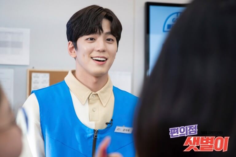 金旻奎在这部剧中的角色就是个阳光大暖男!他的角色是爆火的人气明星!