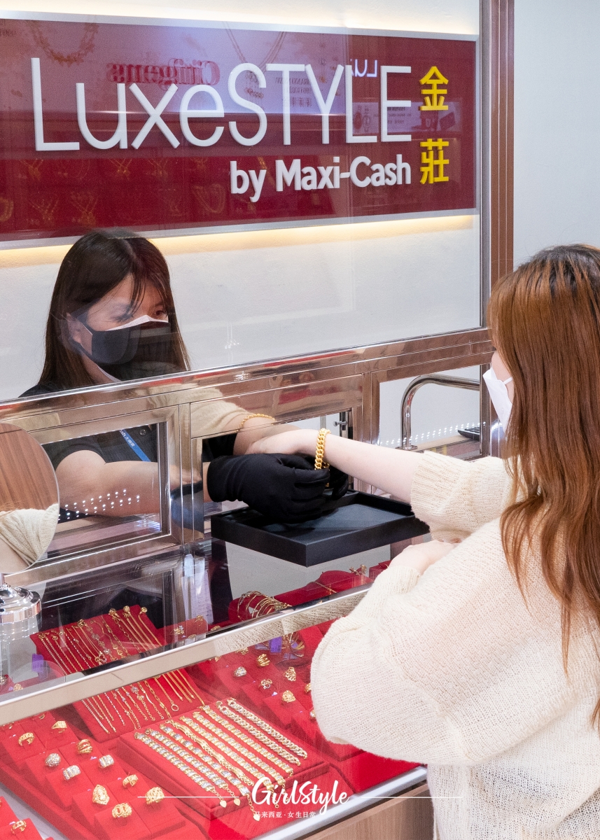 亲切店员为你挑选心仪金饰