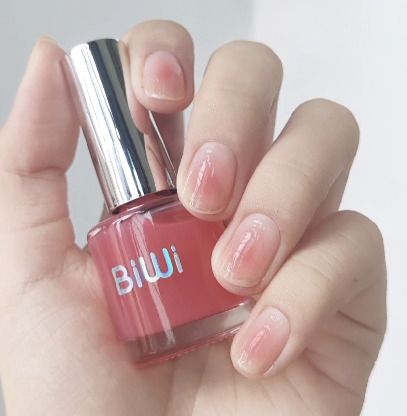 粉嫩嫩的真的非常显少女感,先涂一层做打底然后在甲面中间多涂一些,再向四周晕染就完成啦~