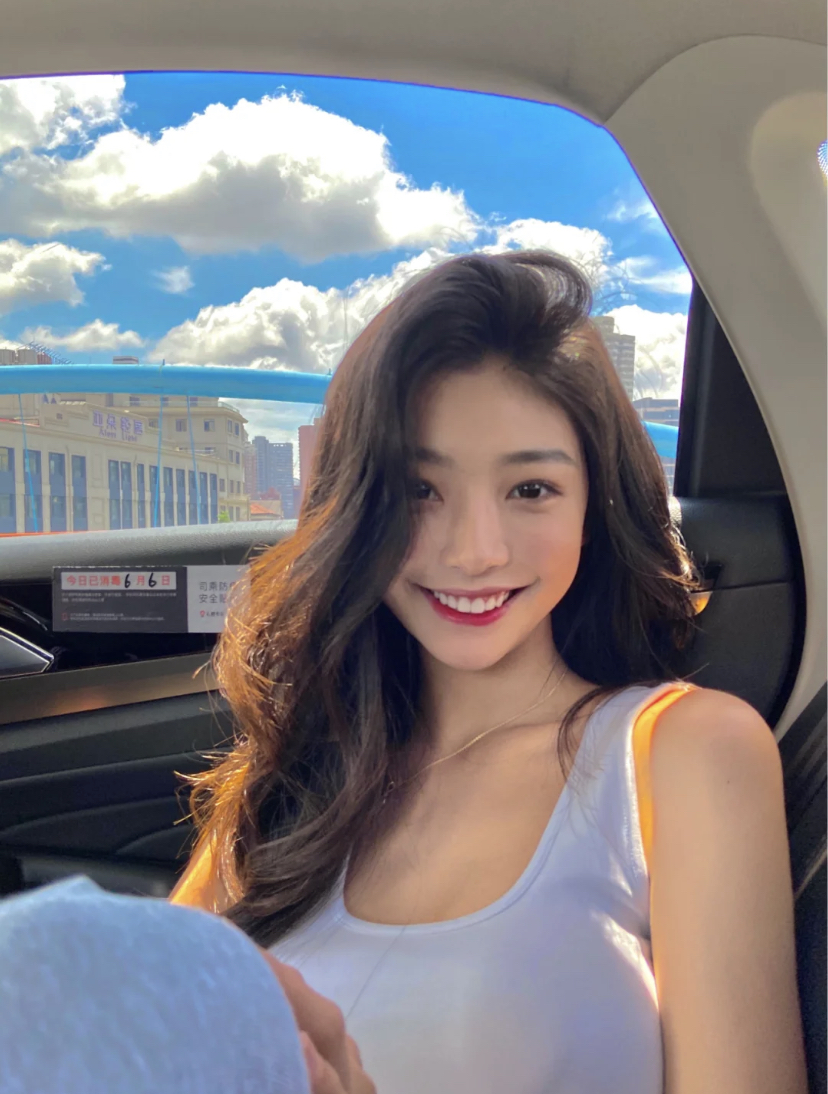 这个笑容很适合长脸、中庭片场的脸型,笑起来时就像发出「茄」的音,可以缩短中庭。