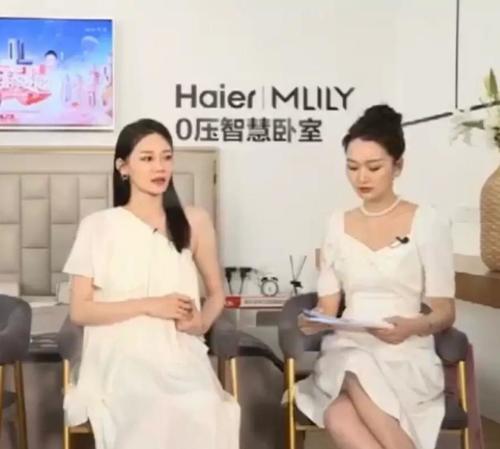 且还时不时用手抚摸小腹，当时就有网友揣测她是不是真的怀孕了。