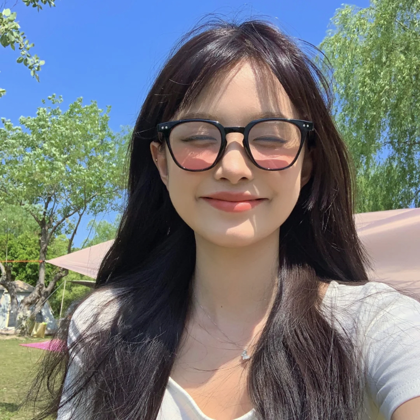 小红书上的热门爆款腮红眼镜，镜片是渐变粉色的戴上后自带腮红。