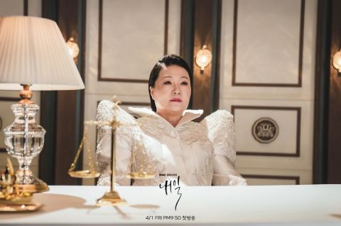 以及在预告最后登场由金海淑饰演的阴间企业会长“玉皇”