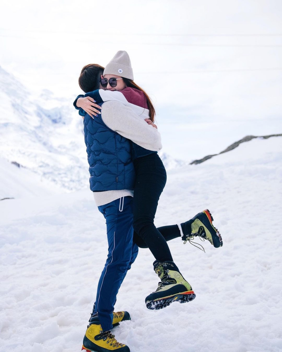 风雪里的俩人在众人祝福下幸福相拥,浪漫的画面让人感动不已