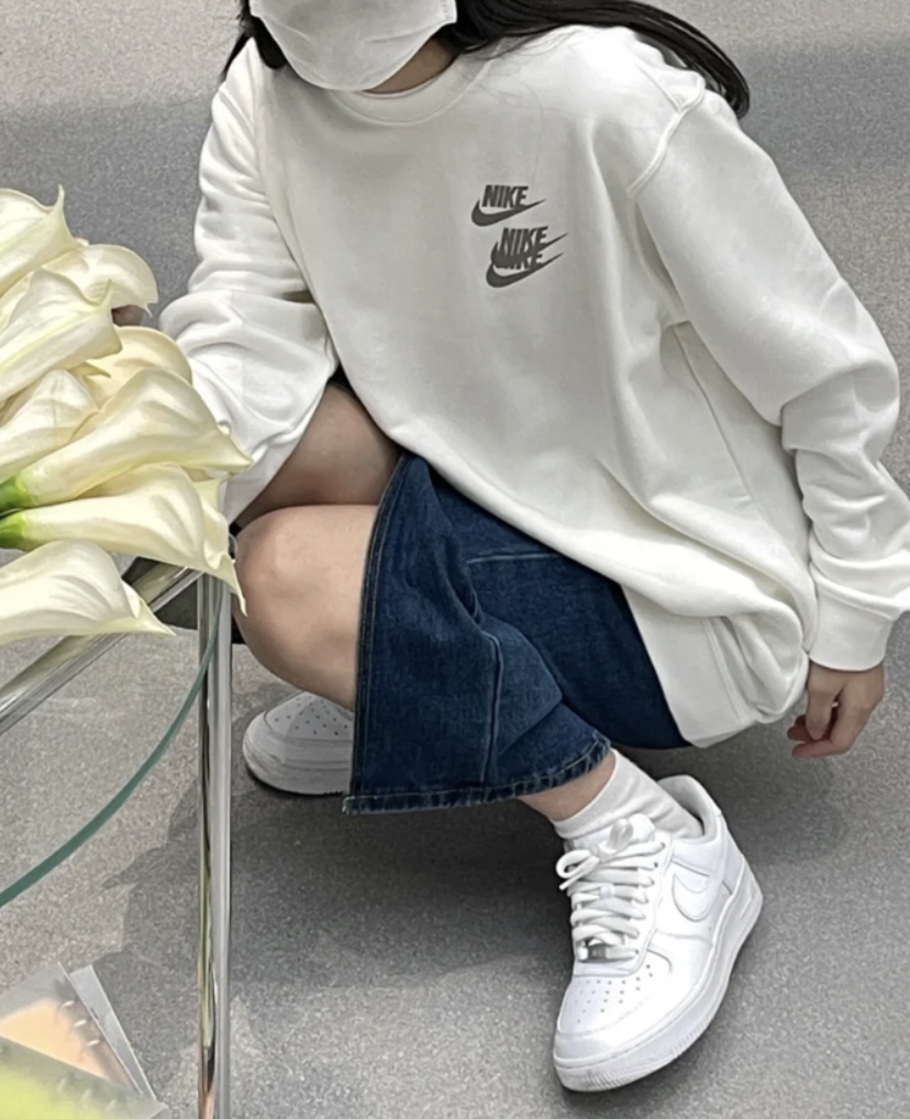 简约的线条搭配Nike的经典大勾,最适合用来搭配日常穿搭了。