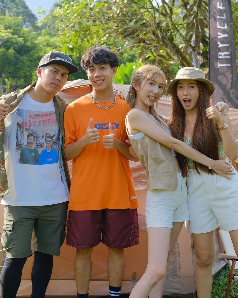 唯独就看不见她和 OKOKOKMOU 的单独合照瞬间引起热议