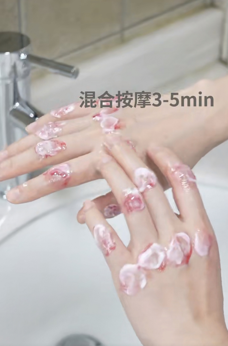 使用手膜之前可以给手部关节处刷酸,使用果酸类、水杨酸都可以起到效果。