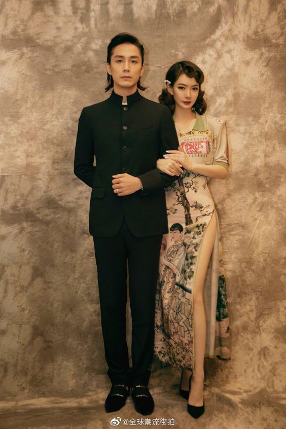 戚薇和李承铉结婚多年依旧甜蜜恩爱,成跨国模范夫妻,并且还有了一个长相酷似戚薇的可的女儿Lucky~