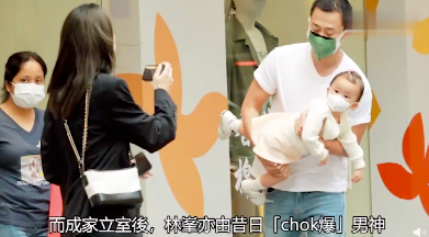 额头饱满、眉毛笔直，加上一双杏圆眼睛