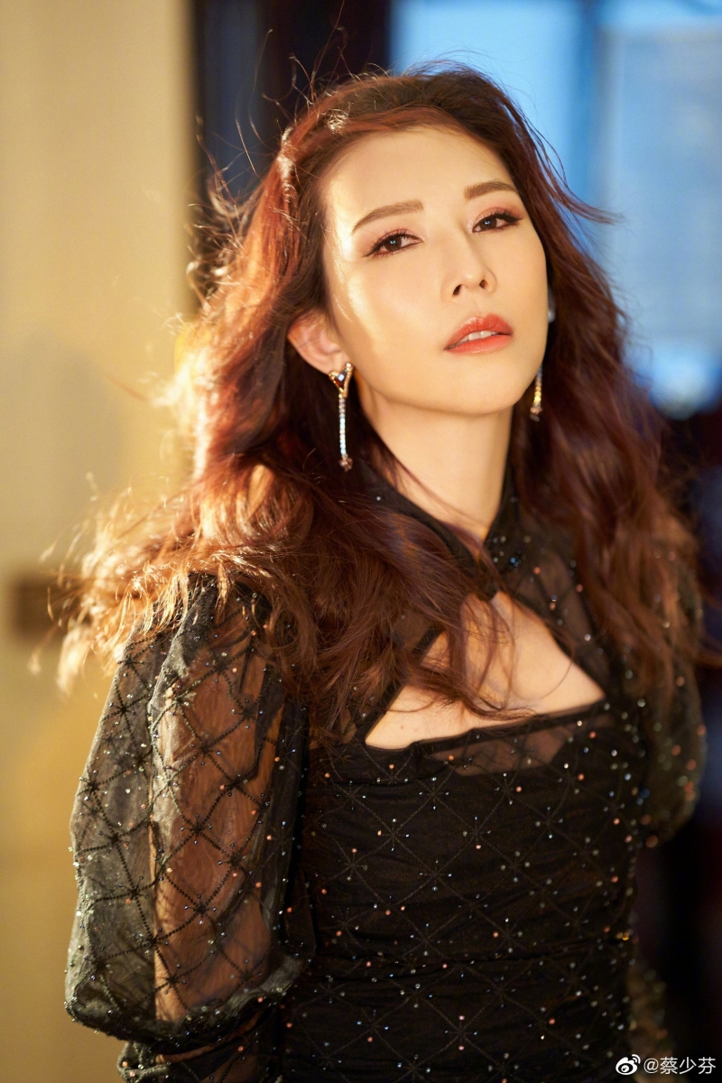 “娘娘”蔡少芬因母亲好赌,也有着不幸的童年。