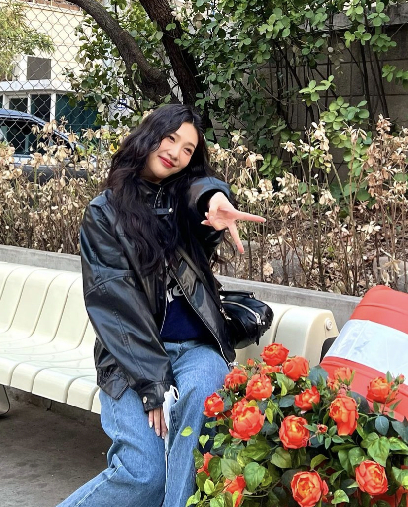 Red Velvet成员Joy在户外打卡时也同样用了，表情也很可爱看起来就像是日本少女！