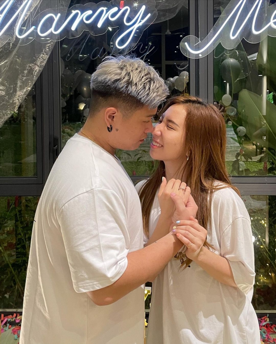 「BABY瞬间一个月的成长速度吓死人」,最后她庆幸道「不过医生说宝宝很健康」~