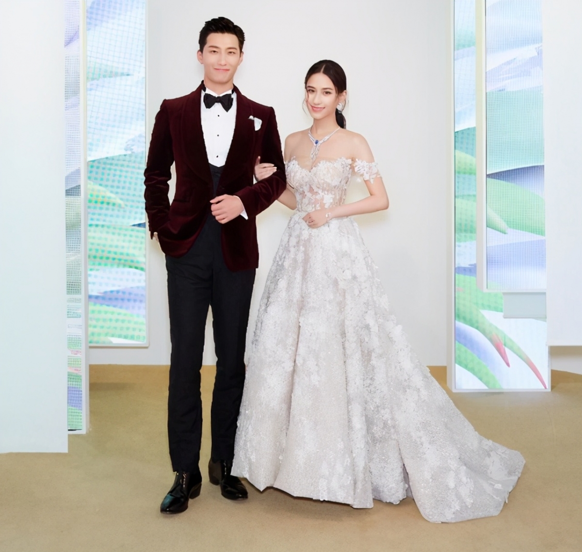 配文让不少网友以为两人要官宣喜讯了。