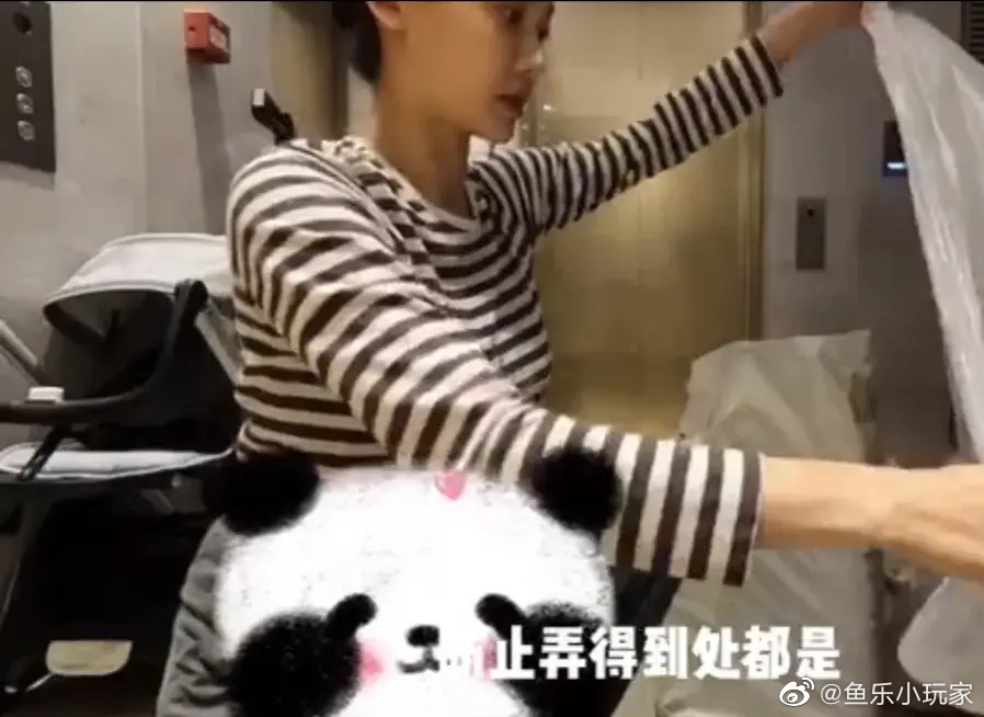 而且她还在视频中刻意给自己的小腹放了“熊猫贴图”，如此欲盖弥彰的贴纸，网友也表示这几乎坐实了二胎！
