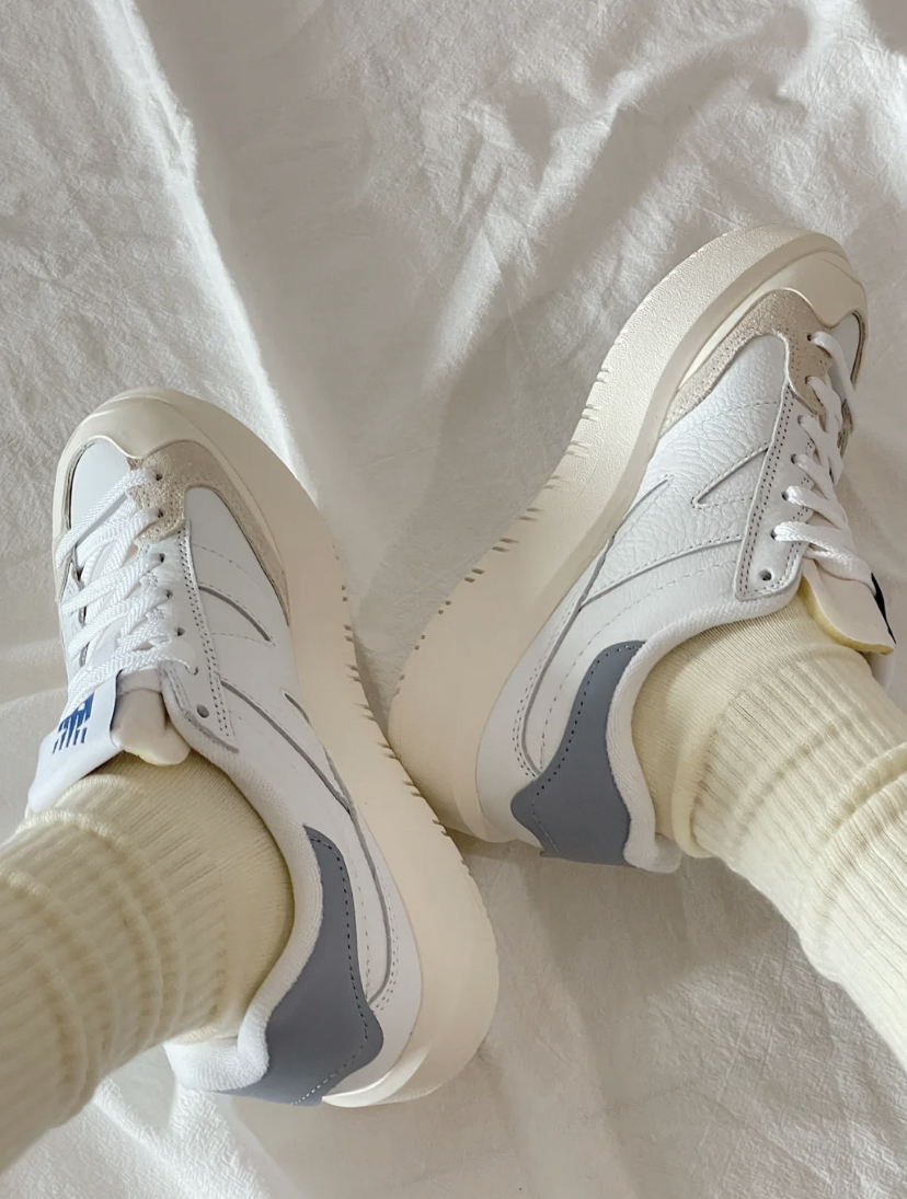 有着简约的线条设计,再加上厚底可以轻松增高,鞋身也很轻盈怎么可以错过呢~