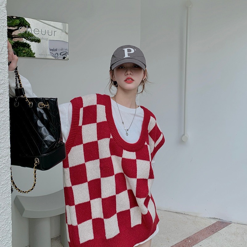 棋盘马甲一直都非常有INS风感，红白配色特别吸睛，走在街上你就是最时尚的女孩！
