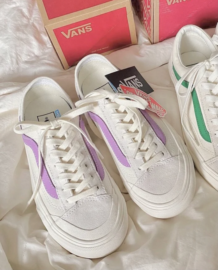 圆头设计看起来可可爱爱的,还有其他白色搭配彩色线条的款式哦!