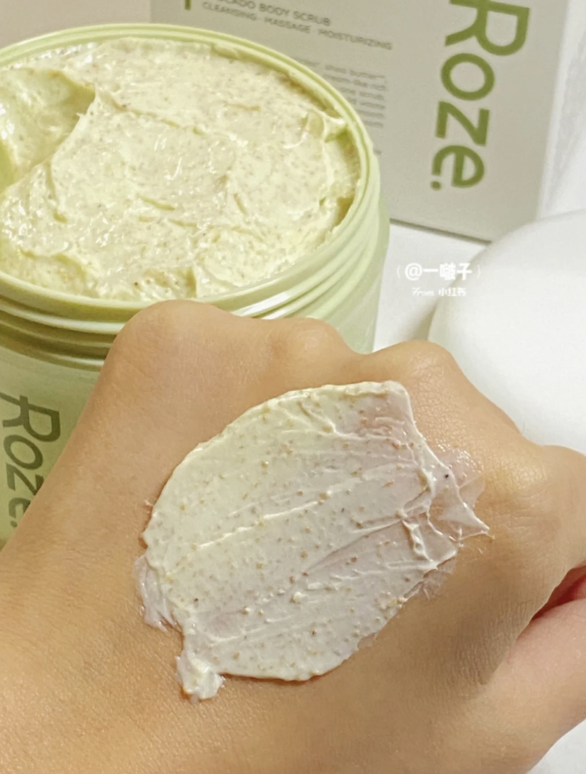 含有烟酰胺成分可以美白暗沉肤色,质地就像是冰起来一样,磨砂颗粒也非常温和。