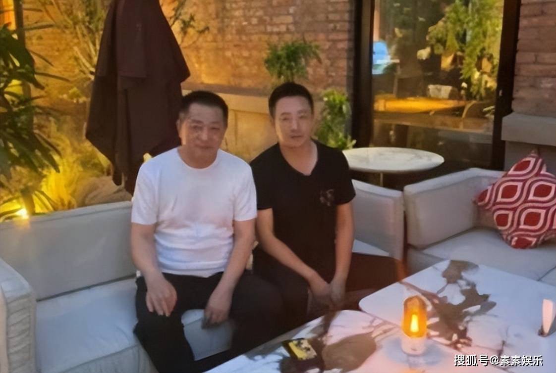 「小菲的父亲很帅,是个老帅哥!」