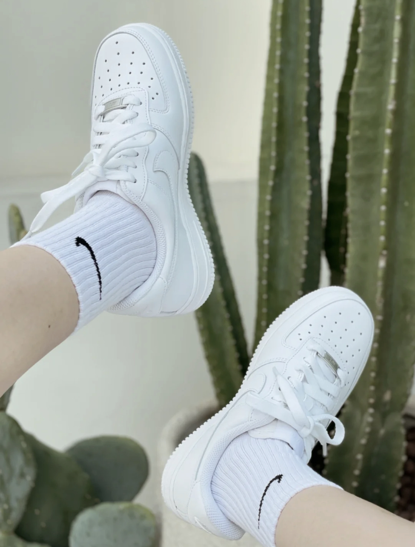 人气超高的网红款空军1号小白鞋,有很多人的第一双小白鞋就是这款!