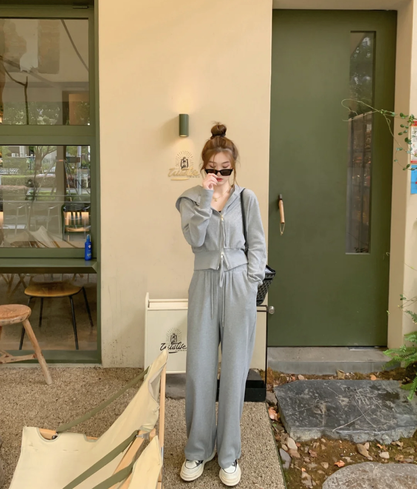 选择运动套装一定要宽松一些,这样就可以遮住肉肉,同时还带有慵懒感。