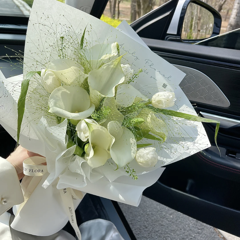 如果有人送你一束白马蹄莲花,那就代表着对方的爱意,希望可以和你永远在一起。