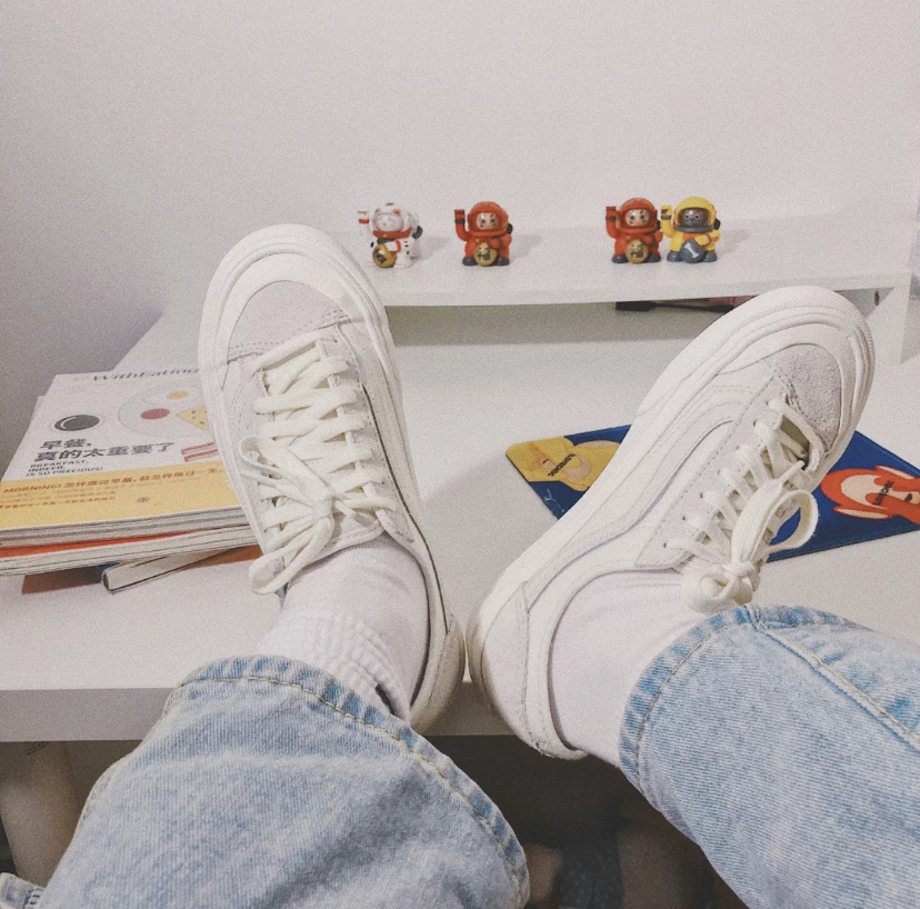 比较小众不容易撞款的小白鞋,同时结合有一点灰白色的色调,看起来更加独特