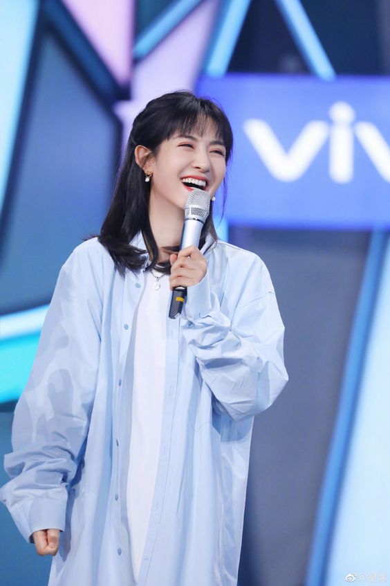 不过最近却因为担任主持人的谢娜在现场调侃阿娇(钟欣潼)身材,引起网友的不满!