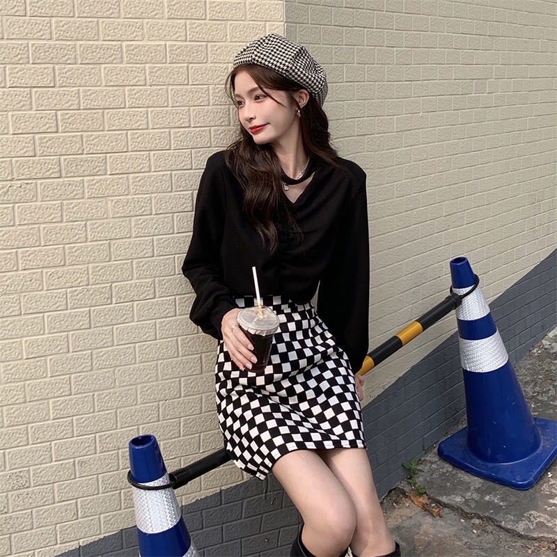 黑色的卫衣搭配短裙就非常好看啦，风格可盐可甜适合去打卡拍照的INS风穿搭～