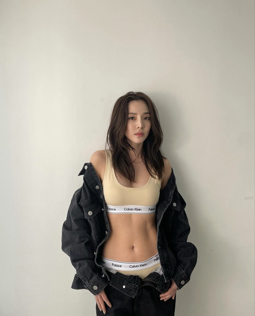 她身材苗条还保持着川字腹肌，虽然她天生瘦但是也做了很多努力来维持身材哦！