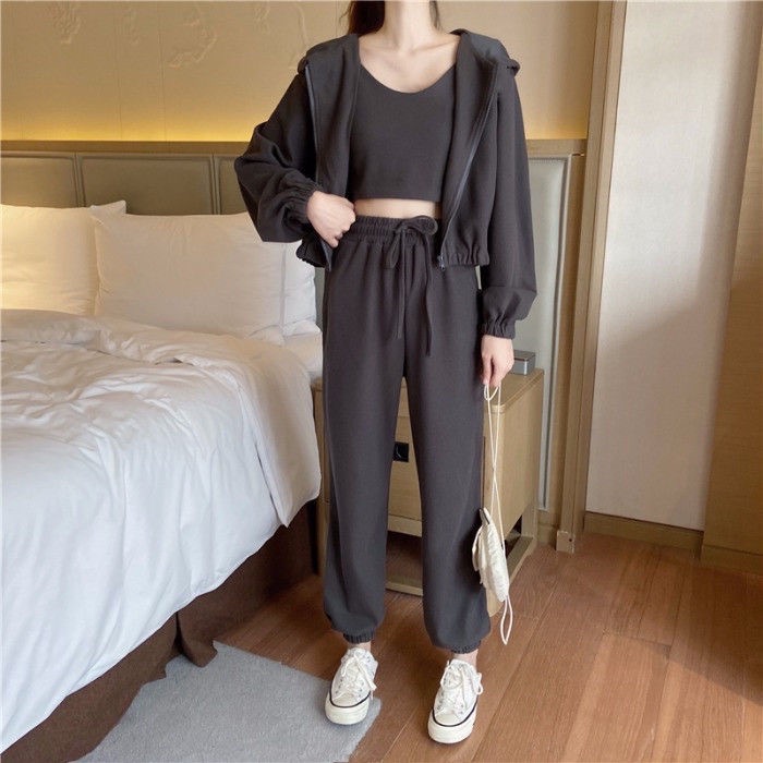 内搭是短款小背心会微微露出腰线，搭配运动长裤简约又好看。