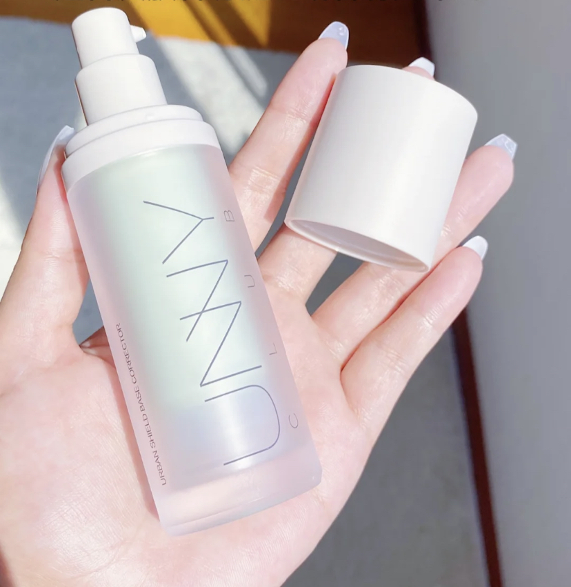 绿色则适合敏感痘痘肌肤，可以修饰泛红和瑕疵哦！