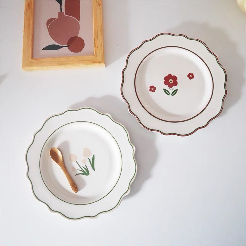 走着简约风的小花碟看起来非常精致,最适合用来吃小甜品啦~