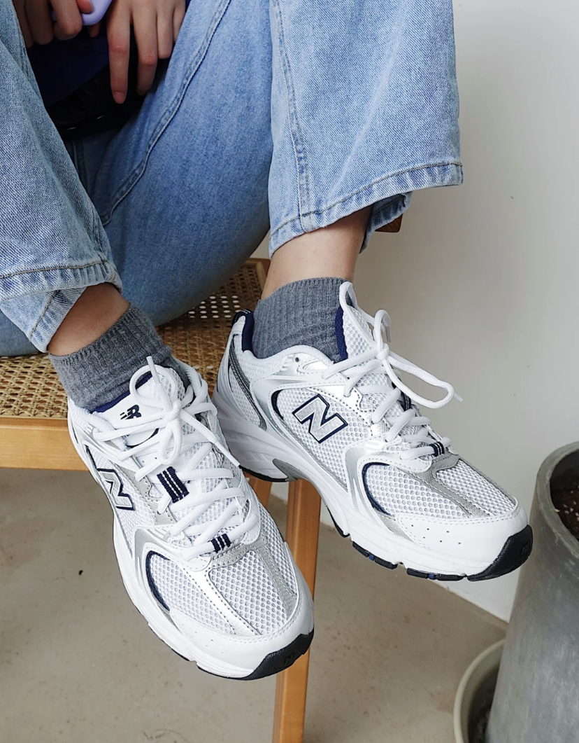 纯白色系的老爹鞋休闲又好看!银白色款的整体配色时白色+蓝色