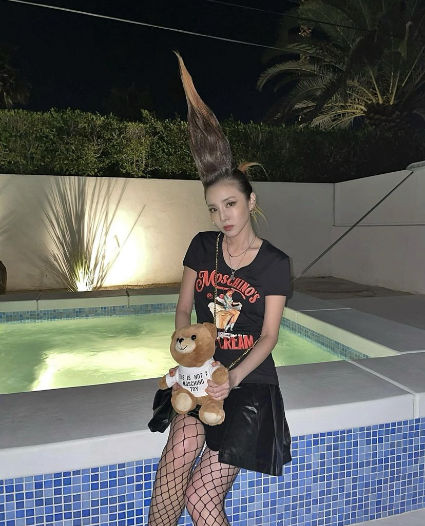 Dara早起的第一件事情就是喝一杯温水，帮助促进身体的新陈代谢，还可以让皮肤状态变得更好哦！