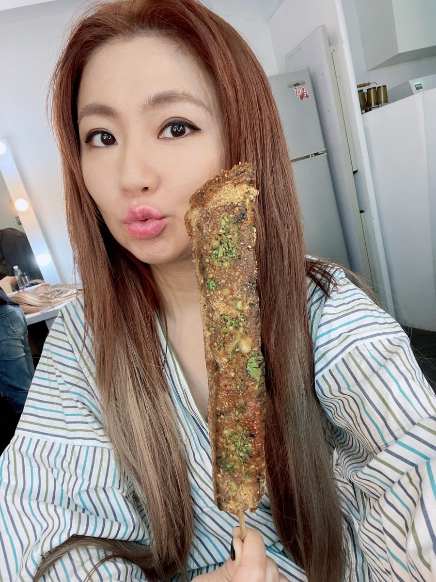 「他的说法美到我自己都喜欢我的双腿的感觉」。