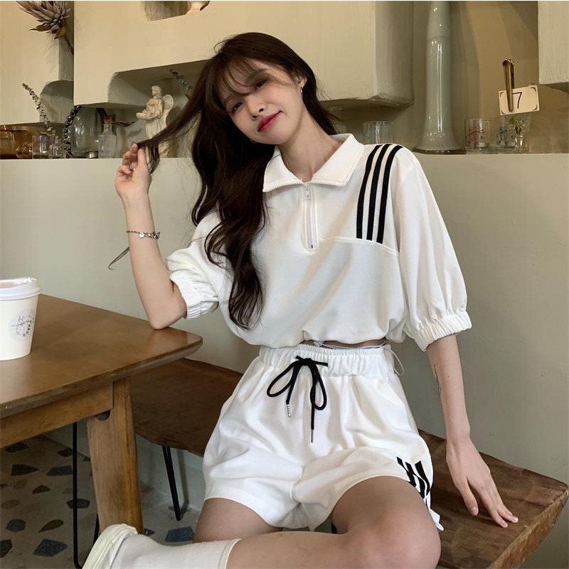 宽松的运动套装真的非常遮肉，适合微胖女生的休闲穿搭～