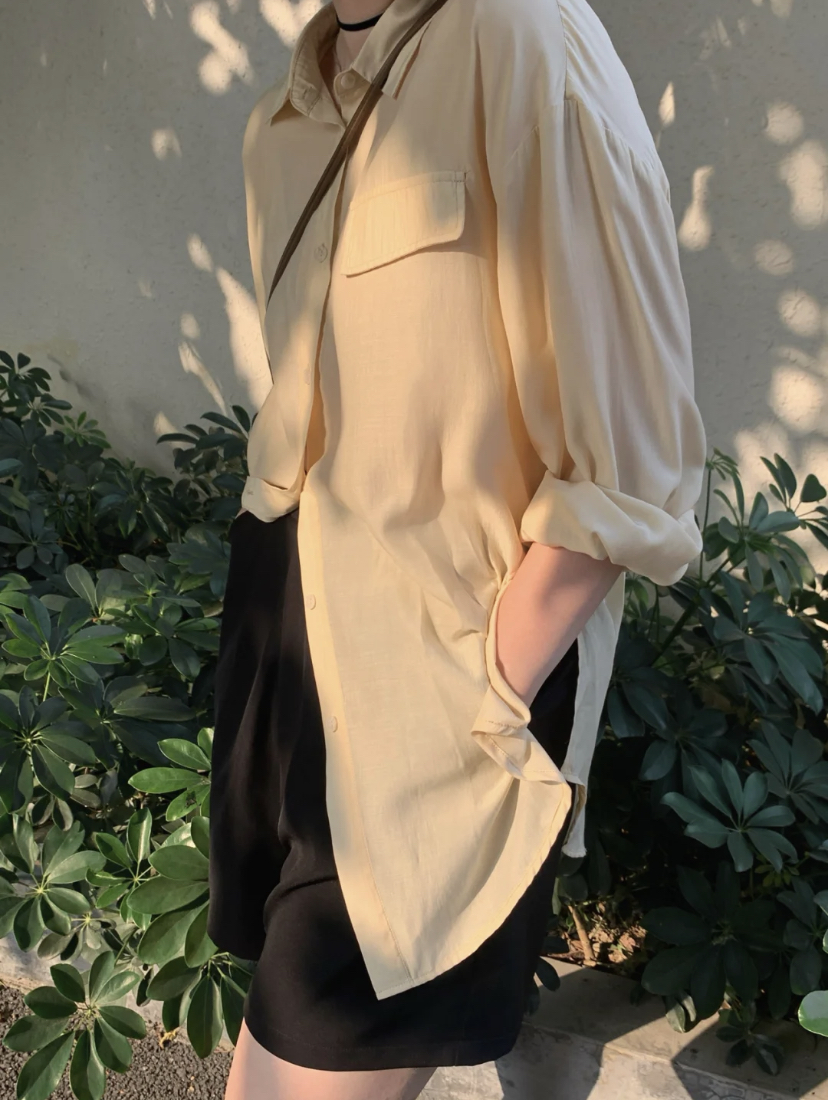 西装短裤可以修饰胯宽问题,而且选择短裤真的很百搭,即使是搭配普通T恤也没问题哦~